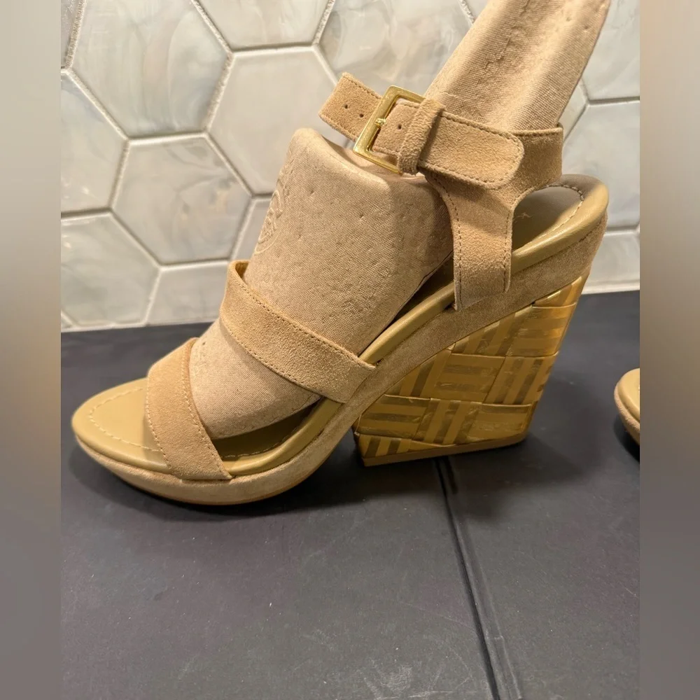 Kate Spade Farryn Wedge Heel Sandals Sz 8.5 Tan Suede Metallic Gold Geo Strappy